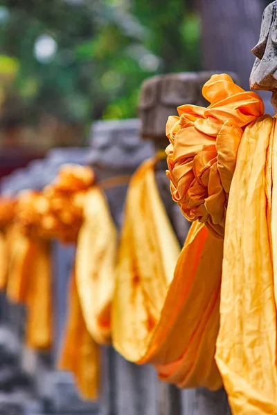 联合国教科文组织在曲孚的世界遗产 孔子的诞生地 装饰大理石柱子的黄色丝巾 中国文化和建筑细节 — 图库照片