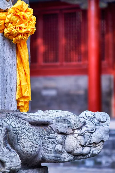 Konfüçyüs Tapınağı, Konfüçyüs 'ün doğduğu yer olan Qufu' daki UNESCO Dünya Mirası Alanı. Sarı ipek eşarplar mermer sütunları, Çin kültürünü ve mimari ayrıntıları süslüyor.