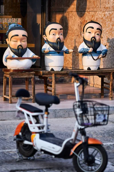 Qufu China October 2018 Street Scene Cartoon Statues Confucius Qufu — Stock Photo, Image