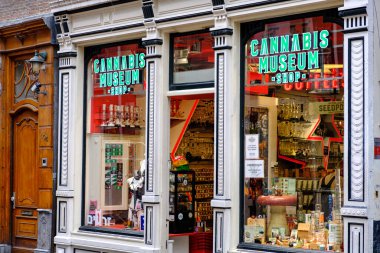 Amsterdam / Hollanda - 15 Ekim 2018: Hollanda 'nın başkenti Amsterdam' daki Kenevir Müzesi Dükkanı