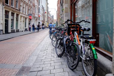 Amsterdam / Hollanda - 15 Ekim 2018: Hollanda 'nın başkenti Amsterdam' da sokağa parketmiş bisikletler