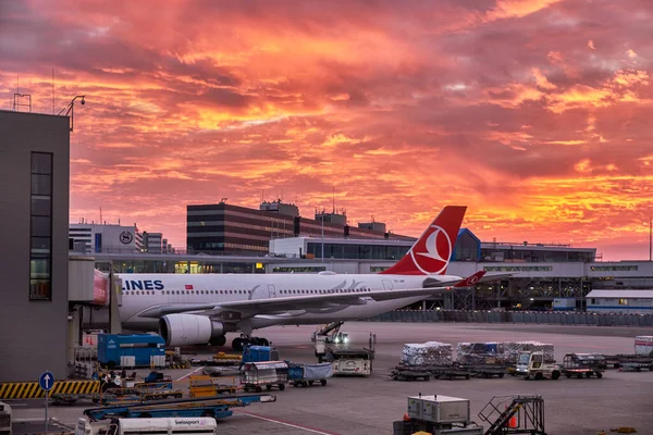 Amsterdã Holanda Outubro 2018 Céu Ardente Vibrante Acima Aeroporto Amsterdã — Fotografia de Stock