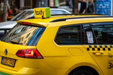 Budapeşte / Macaristan - 20 Ekim 2018: Budapeşte, Macaristan 'da sarı taksicilik. Taxify, mobil bir uygulamayı temel alan uluslararası bir taksi şirketidir.