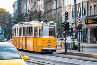 Budapeşte / Macaristan - 20 Ekim 2018: Budapeşte sarı şehir tramvayı Macaristan 'ın başkenti Budapeşte' de toplu taşımacılık