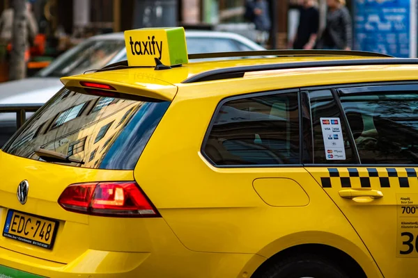 Βουδαπέστη Ουγγαρία Οκτωβρίου 2018 Yellow Taxify Cab Στη Βουδαπέστη Της — Φωτογραφία Αρχείου
