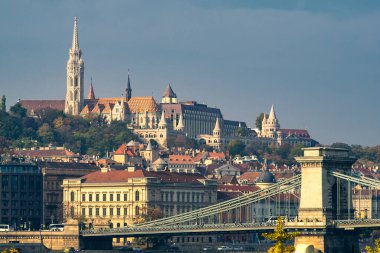 Macaristan 'ın başkenti Budapeşte' de Matthias Kilisesi ve Balıkçı Kalesi ile Tuna Nehri ve Buda Kalesi Bölgesi üzerindeki Szechenyi Zinciri Köprüsü