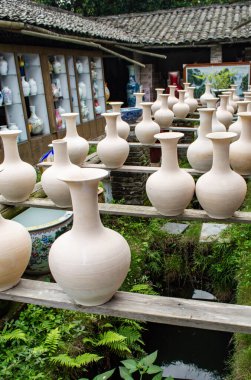 Çin 'in Jiangxi eyaletinin' Porselen başkenti 'Jingdezhen' deki eski geleneksel çömlek atölyesinde kurutulmuş kilden yapılmış taze çömlek.