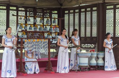 Jingdezhen, Jiangxi vilayeti / Çin - 29 Mayıs 2014: Dünyanın Jiangxi şehrinde porselen enstrümanlar üzerinde geleneksel Çin müziği icra eden kadın müzik topluluğu, Jiangxi, Çin