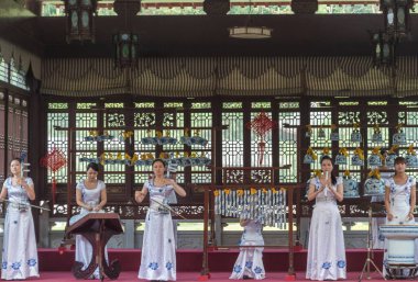 Jingdezhen, Jiangxi vilayeti / Çin - 29 Mayıs 2014: Dünyanın Jiangxi şehrinde porselen enstrümanlar üzerinde geleneksel Çin müziği icra eden kadın müzik topluluğu, Jiangxi, Çin
