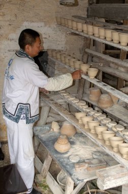 Jingdezhen, Jiangxi vilayeti / Çin - 29 Mayıs 2014: Çin 'in Jingdezhen kentindeki Çömlekçilik atölyesinde çalışan Porselen Sanatçısı, porselen üretimiyle ünlü ve dünyanın Porselen Başkenti olarak bilinen şehir