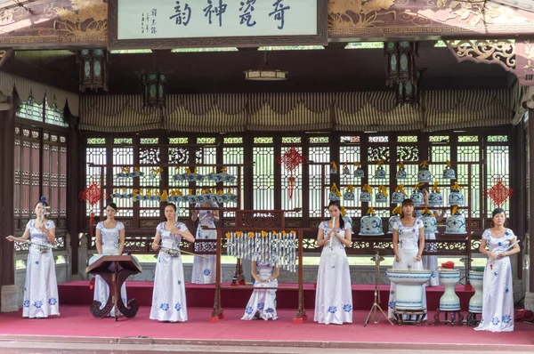 Jingdezhen, Jiangxi vilayeti / Çin - 29 Mayıs 2014: Dünyanın Jiangxi şehrinde porselen enstrümanlar üzerinde geleneksel Çin müziği icra eden kadın müzik topluluğu, Jiangxi, Çin