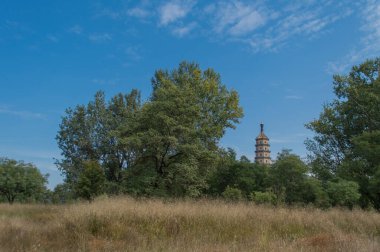 Chengde Dağı 'ndaki Xumifushou Tapınağı' nda sekizgen Pagoda, Chengde, Hebei eyaleti, Çin 'in kuzeyinde Qing İmparatorluğu yaz konutu.