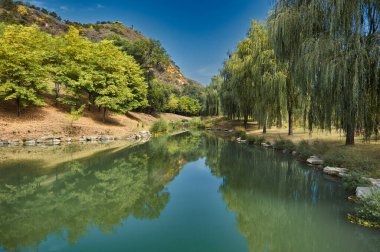 Chengde Dağı Resort, büyük bir imparatorluk sarayı ve bahçeleri kompleksi ve Chengde 'deki UNESCO Dünya Mirası Bölgesi, Çin' in kuzeyinde Hebei eyaletindeki imparatorluk yazlık konutu.