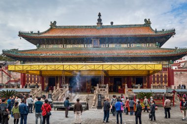Chengde / Çin - 3 Ekim 2014: Evrensel Barış Tapınağı, Chengde 'nin Sekiz Dış Tapınağı' ndan biri olan Puning Si, Çin Hanedanı 'nın Çin yazlık ikametgahı.