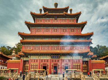 Chengde / Çin - 3 Ekim 2014: Evrensel Barış Tapınağı, Chengde 'nin Sekiz Dış Tapınağı' ndan biri olan Puning Si, Çin Hanedanı 'nın Çin yazlık ikametgahı.