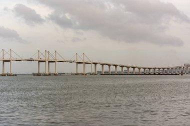 Hong Kong Zhuhai Macau Köprüsü (HZMB), Çin 'in başkenti Macau' da Pearl River nehri boyunca uzanan dünyanın en uzun deniz köprüsü (55 km).