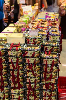 Macau (Macao SAR) / Çin - 26 Temmuz 2015: Çin 'in Makao kentindeki ünlü Koi Kei fırınından lezzetli Macau Portekiz usulü ceviz kurabiyeleri, popüler Macau atıştırmalıkları ve hediyelik eşyalar