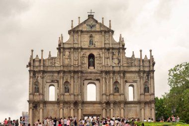 Macau (Macao SAR) / Çin - 26 Temmuz 2015: Çin 'in Makao kentindeki UNESCO Dünya Mirası Alanı ve 1640 yılında inşa edilen St. Paul Katolik Kilisesi kalıntılarını ziyaret edin