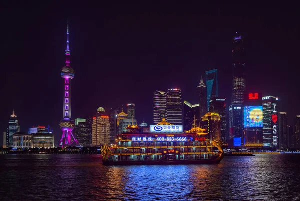 中国上海 2015年7月28日 黄浦江两岸东方明珠塔与浦东新区的夜景 — 图库照片