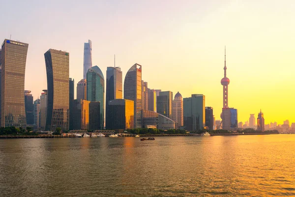 2015年7月29日 日没時に上海と黄浦の象徴的なLujiazuiスカイライン — ストック写真