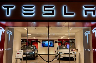 Osaka / Japonya - 21 Mayıs 2018: Tesla araba mağazası Osaka, Japonya