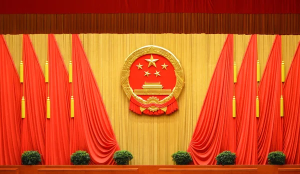 Emblème National République Populaire Chine Drapeaux Rouges Dans Grande Salle — Photo