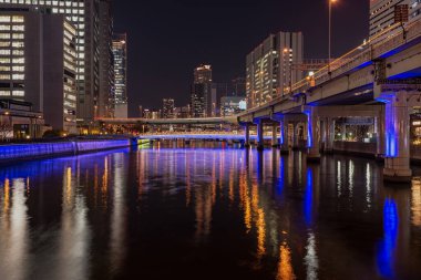 Osaka şehir merkezi ve Okawa nehrinin akşam manzarası