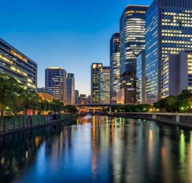 Osaka şehir merkezi ve Okawa nehrinin akşam manzarası