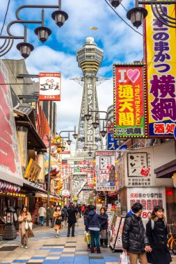Osaka / Japonya - 28 Aralık 2017: Osaka 'nın ünlü simgesi olan Tsutenkaku Kulesi, 1956 yılında açıldı ve Japonya' nın Osaka kentindeki Shinsekai semti renkli olarak çevrelendi.