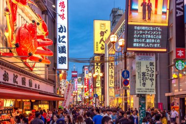 Osaka / Japonya - 14 Ekim 2017: Japonya 'nın Osaka kentindeki popüler Dotonbori Caddesi' ndeki ünlü Kani Doraku restoranının önünde büyük bir kalabalık var