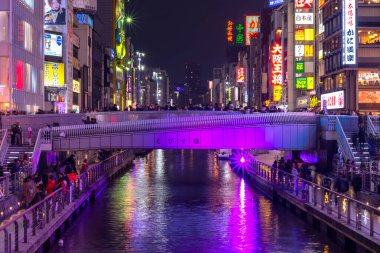 Osaka / Japonya - 16 Aralık 2017: Neon, Osaka 'nın orta kesimindeki Dotonbori Kanalı ve Ebisubashi Köprüsü' nü aydınlattı.