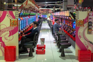 Osaka / Japonya - 6 Ekim 2017: İnsanlar Osaka, Japonya 'daki Pachinko kumar makinelerinde kumar oynuyorlar