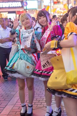 Osaka / Japonya - 1 Ekim 2017: Flört eden Fransız hizmetçi kostümleri giymiş genç kızlar Japonya 'nın Osaka kentindeki Dotombori bölgesinde bir hizmetçi kafesini ziyaret etmek için uğradılar.