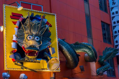 Osaka / Japonya - 1 Ekim 2017: Japonya 'nın Osaka kentindeki ünlü Kinryu Ramen ikonik Ramen restoranının duvarında dev ejderha işareti