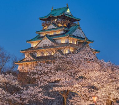 Japonya, Osaka 'da kiraz çiçekleri mevsiminde güzel Osaka kalesinin akşam manzarası