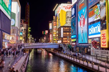 Osaka / Japonya - 21 Mayıs 2018: Neon, Osaka şehir merkezindeki Dotonbori Kanalı 'nı, popüler eğlence merkezini ve Japonya' nın Osaka kentindeki başlıca turizm merkezlerinden birini aydınlattı.