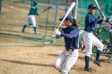 Osaka / Japonya - 25 Kasım 2017: Beyzbolcu kız Japonya 'nın Osaka kentinde beyzbol sopası sallıyor