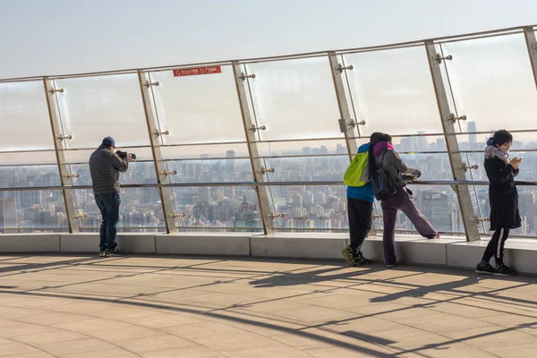 베이징 2016 Olympic Park Observation Tower 베이징의 모습을 즐기는 사람들 — 스톡 사진