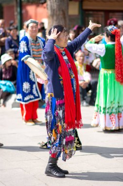 Pekin / Çin - 2 Nisan 2016: Çinli Hui Müslümanlar Pekin, Çin 'deki Pekin parkında geleneksel dans dansı yapıyorlar
