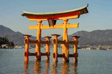 Miyajima adasındaki Itsukushima Shinto Tapınağı yüzen kırmızı torii kapısıyla, Japonya 'nın Hiroşima kentindeki UNESCO Dünya Mirasları Alanı