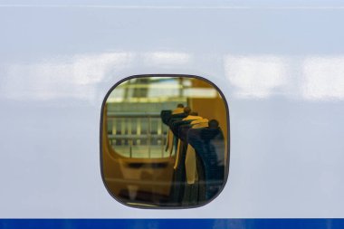 Osaka / Japonya - 20 Aralık 2017: Shin-Osaka istasyonundaki Shinkansen kurşun treninin iç ve yolcu koltuklarının penceresinden bakın