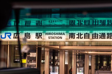 Hiroşima / Japonya - 20 Aralık 2017: Hiroşima, Japonya 'daki Hiroşima tren istasyonuna giriş, Batı Japonya Demiryolu Şirketi JR Batı