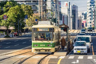 Hiroşima / Japonya - 20 Aralık 2017: Hiroşima şehir merkezinde halk tramvayı