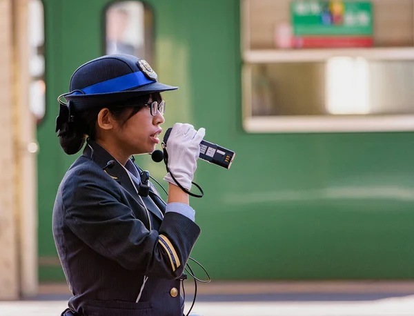 Kyoto Japão Novembro 2017 Oficial Estação Trem Anunciando Partida Trem — Fotografia de Stock