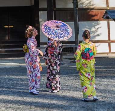 Kyoto / Japonya - 12 Kasım 2017: Geleneksel Japon kimonolu kızlar Japonya 'nın Kyoto kentindeki Nijo şatosunun Shogun konutunda