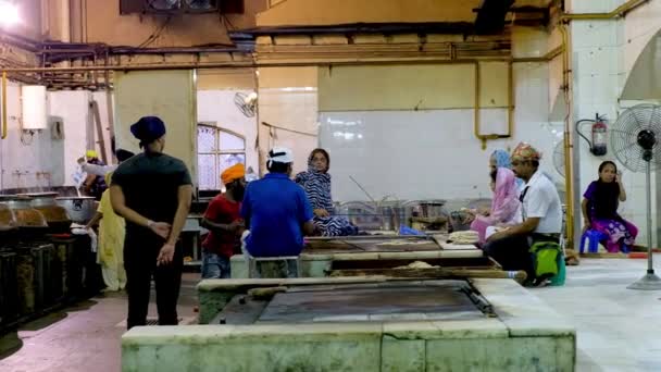 Nueva Delhi India Septiembre 2019 Voluntarios Preparando Comida Gratis Para — Vídeo de stock
