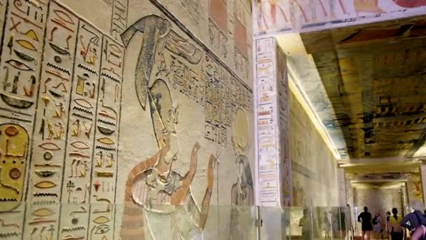 埃及卢克索 2019年5月23日 埃及卢克索国王谷的法老拉马斯四世墓 Tomb 的内部 装饰有古画和埃及象形文字 — 图库视频影像