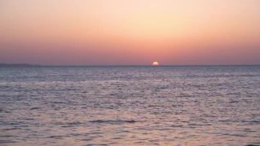 Mısır 'ın sahil beldesi Hurghada' da, Kızıl Deniz üzerinde gün doğumu