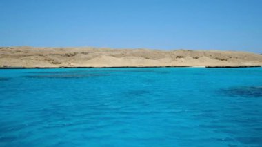 Kum kayalıkları ve açık mavi sular Hürghada yakınlarındaki Giftun adasının mercan resifleri, Kızıldeniz kıyıları, Mısır