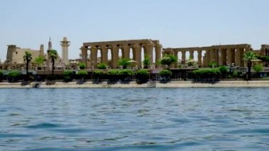 Nil Nehri 'nin doğu kıyısındaki Luxor Tapınağı. Eski Mısır' ın başkenti Teb 'de. Luxor Tapınağı yaklaşık olarak M.Ö. 1400 yılında inşa edildi..